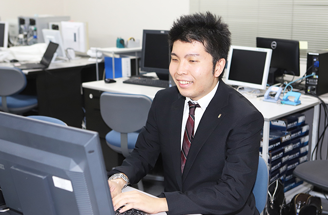 西日本システム統括部 S社員